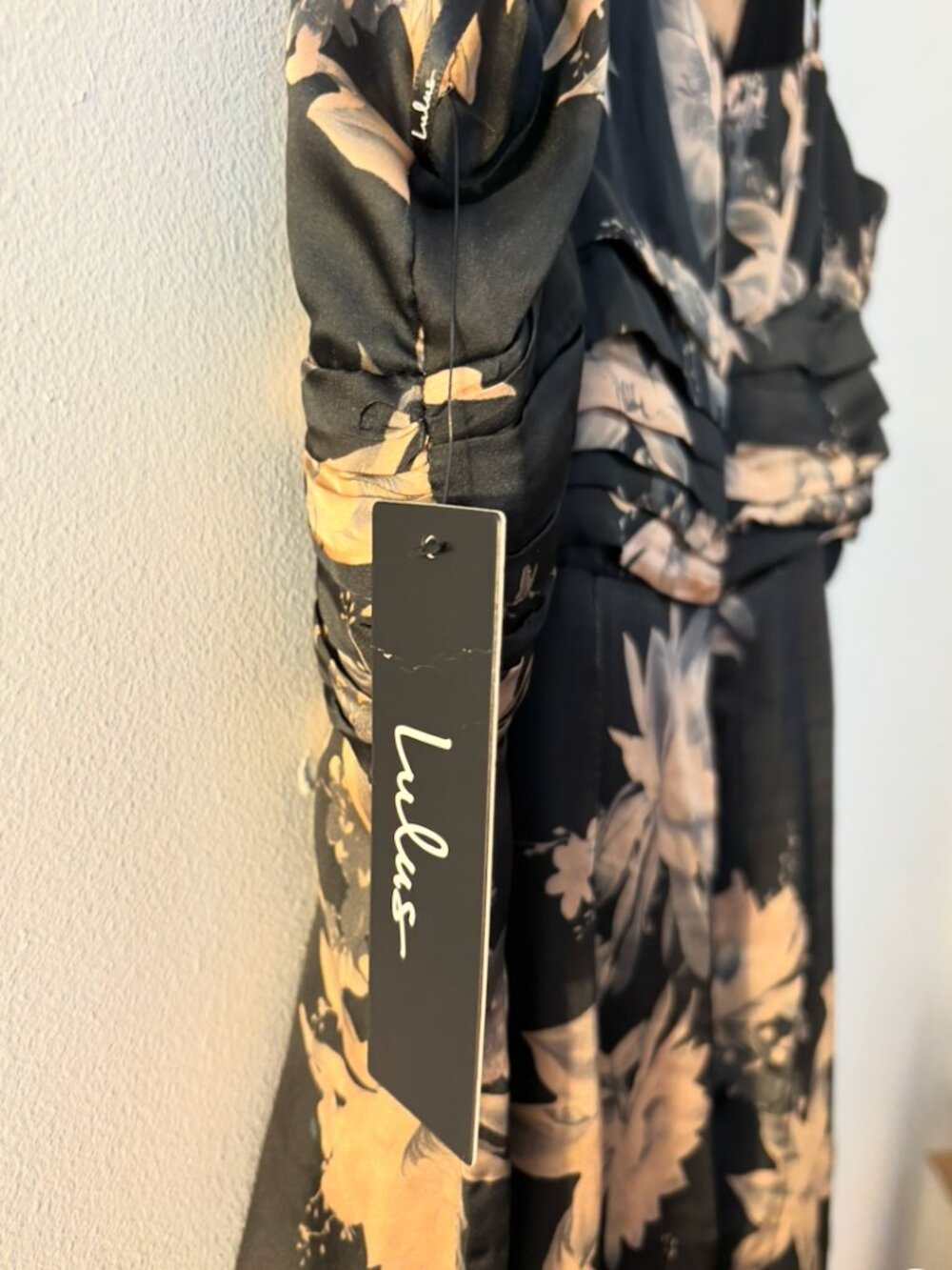 Lulu's NWT Black Floral Print Pleated Maxi Dress Sz M - Picture 5 of 12